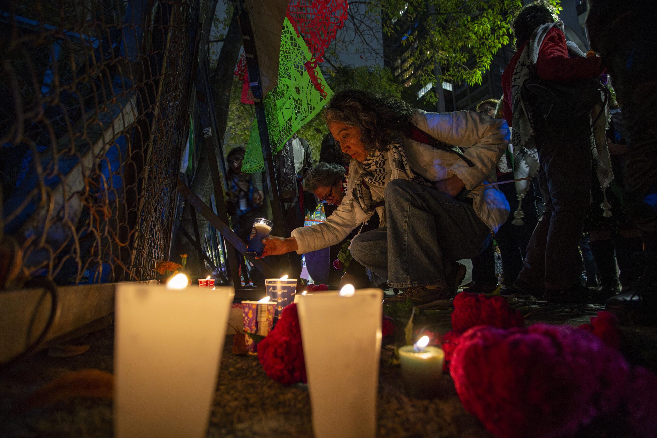 En Día de Muertos, la Plataforma Común por Palestina coloca ofrenda frente a embajada de EE. UU. en honor a víctimas de Gaza