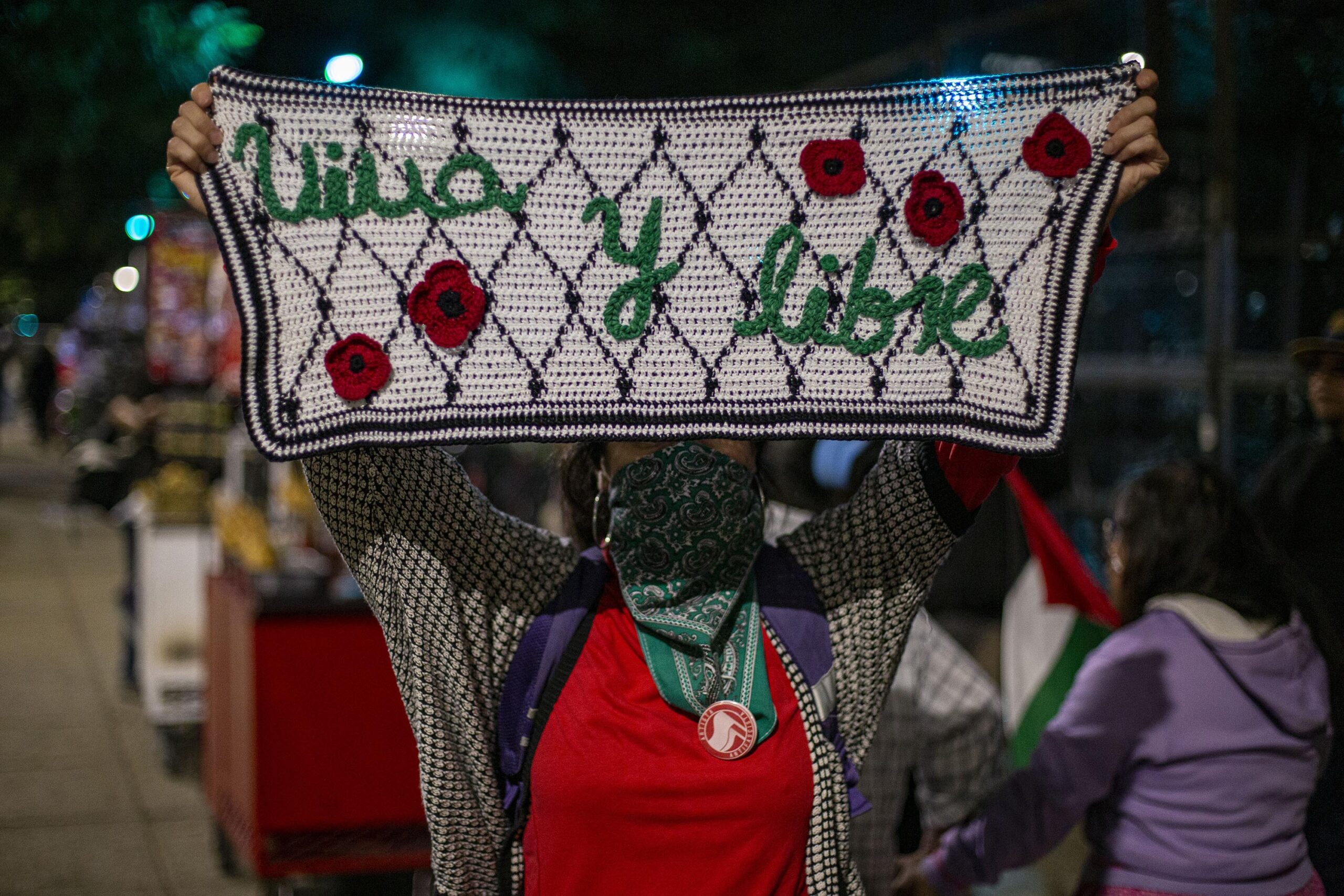 En Día de Muertos, la Plataforma Común por Palestina coloca ofrenda frente a embajada de EE. UU. en honor a víctimas de Gaza