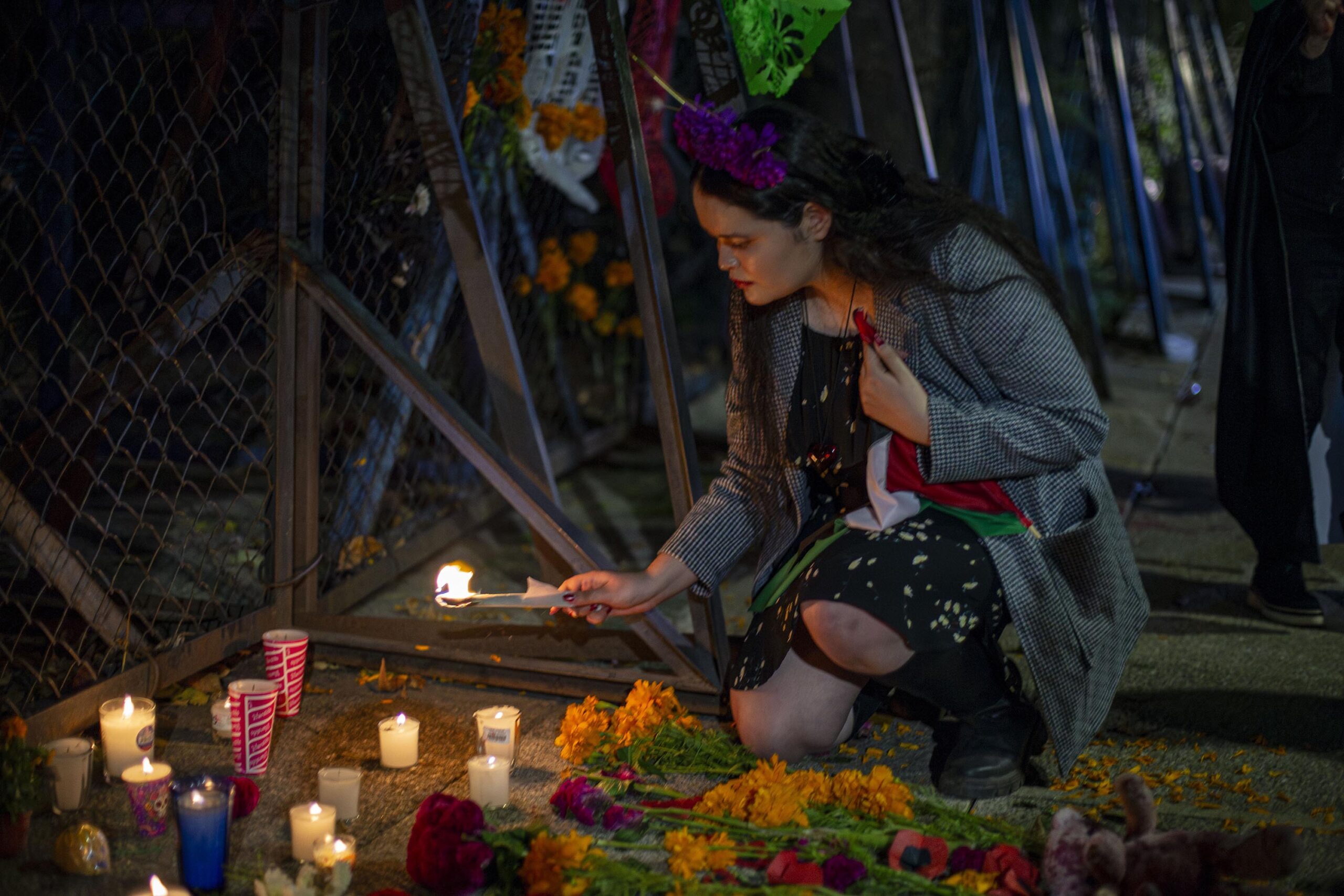 En Día de Muertos, la Plataforma Común por Palestina coloca ofrenda frente a embajada de EE. UU. en honor a víctimas de Gaza