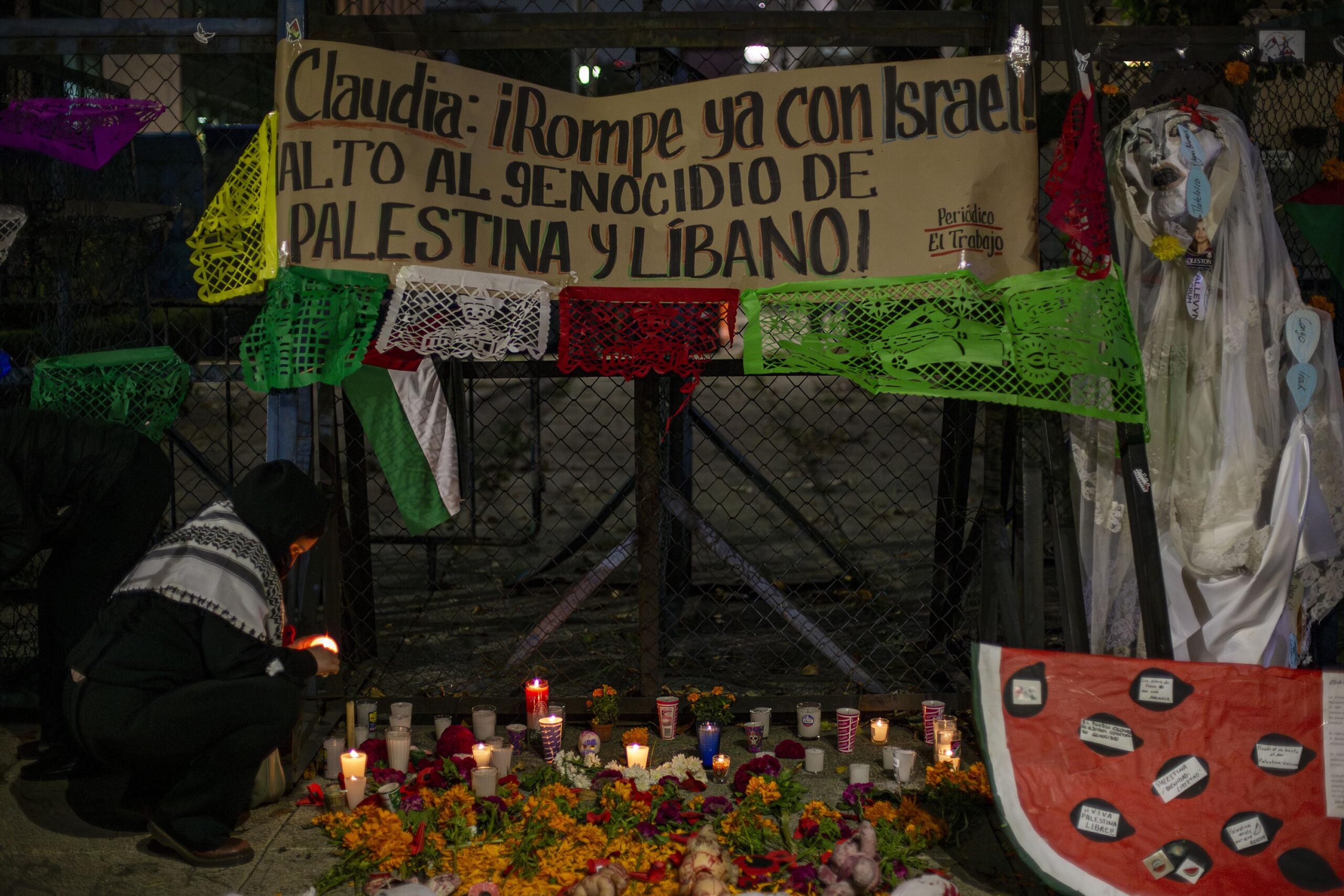 En Día de Muertos, la Plataforma Común por Palestina coloca ofrenda frente a embajada de EE. UU. en honor a víctimas de Gaza