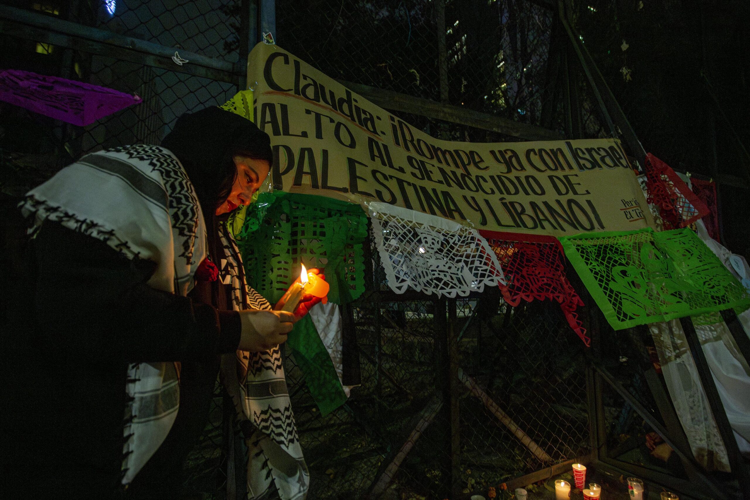 En Día de Muertos, la Plataforma Común por Palestina coloca ofrenda frente a embajada de EE. UU. en honor a víctimas de Gaza