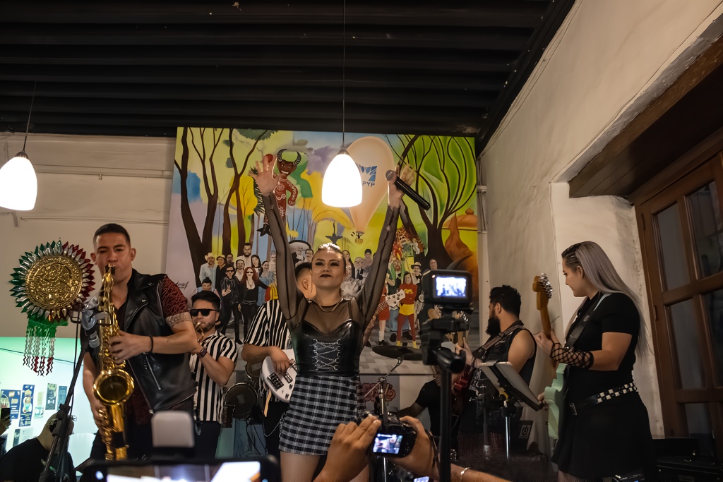 Se llevó a cabo una conferencia de prensa en el Museo del Pulque para presentar el nuevo álbum musical "R3volución Ska" de Los de Abajo, el cual será lanzado el viernes 15 de noviembre. Un álbum compilatorio que incluye diversas colaboraciones y estilos musicales.