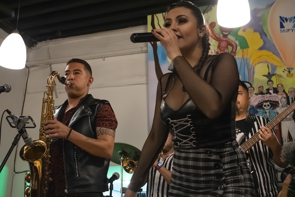 Se llevó a cabo una conferencia de prensa en el Museo del Pulque para presentar el nuevo álbum musical "R3volución Ska" de Los de Abajo, el cual será lanzado el viernes 15 de noviembre. Un álbum compilatorio que incluye diversas colaboraciones y estilos musicales.