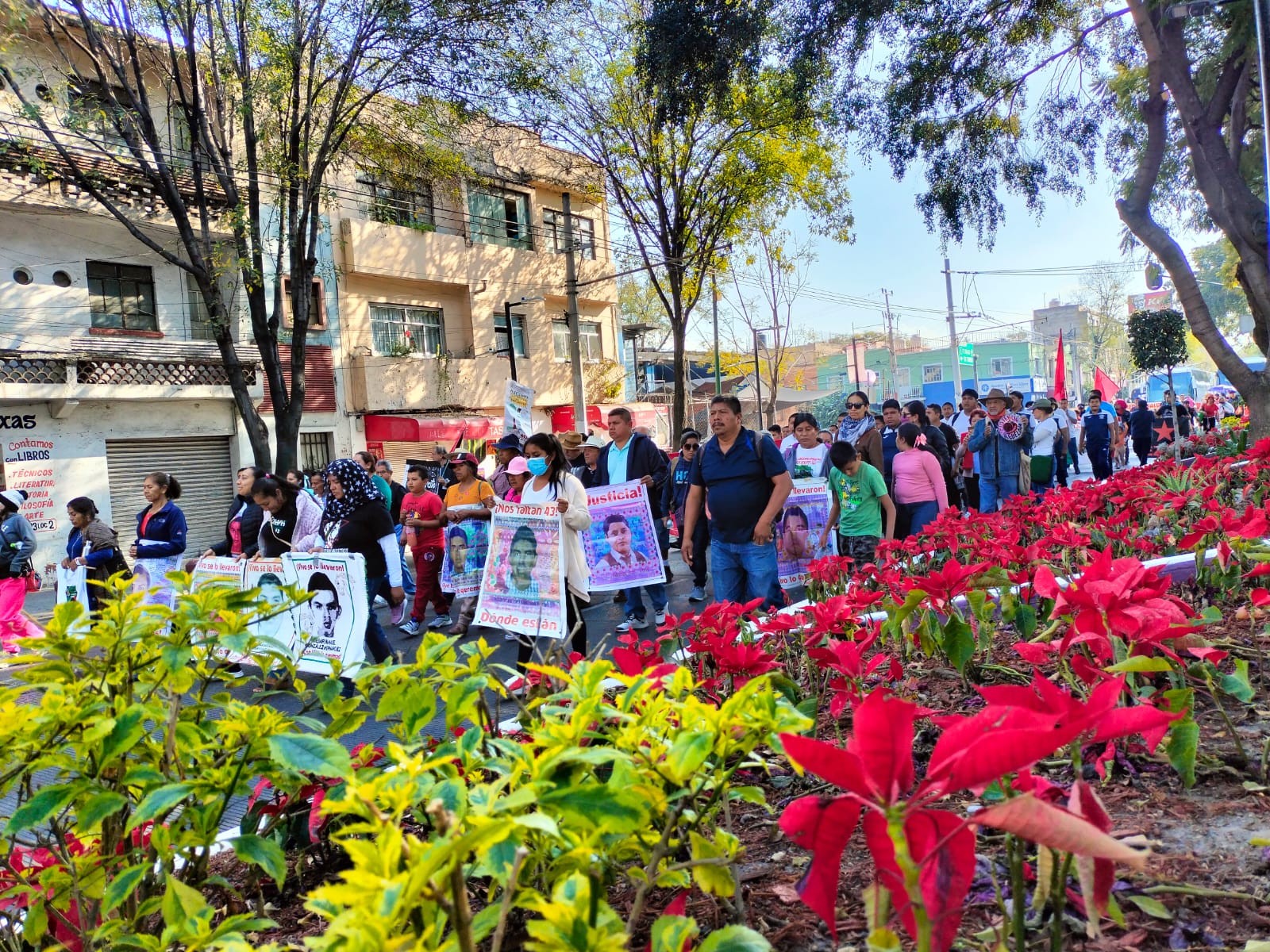 Desde la glorieta de Peralvillo hasta la Basílica de Guadalupe en la alcaldía Gustavo A. Madero de la CDMX, se llevó a cabo una marcha y misa conmemorativa por la Acción Global 123 por los 43 estudiantes desaparecidos de Ayotzinapa