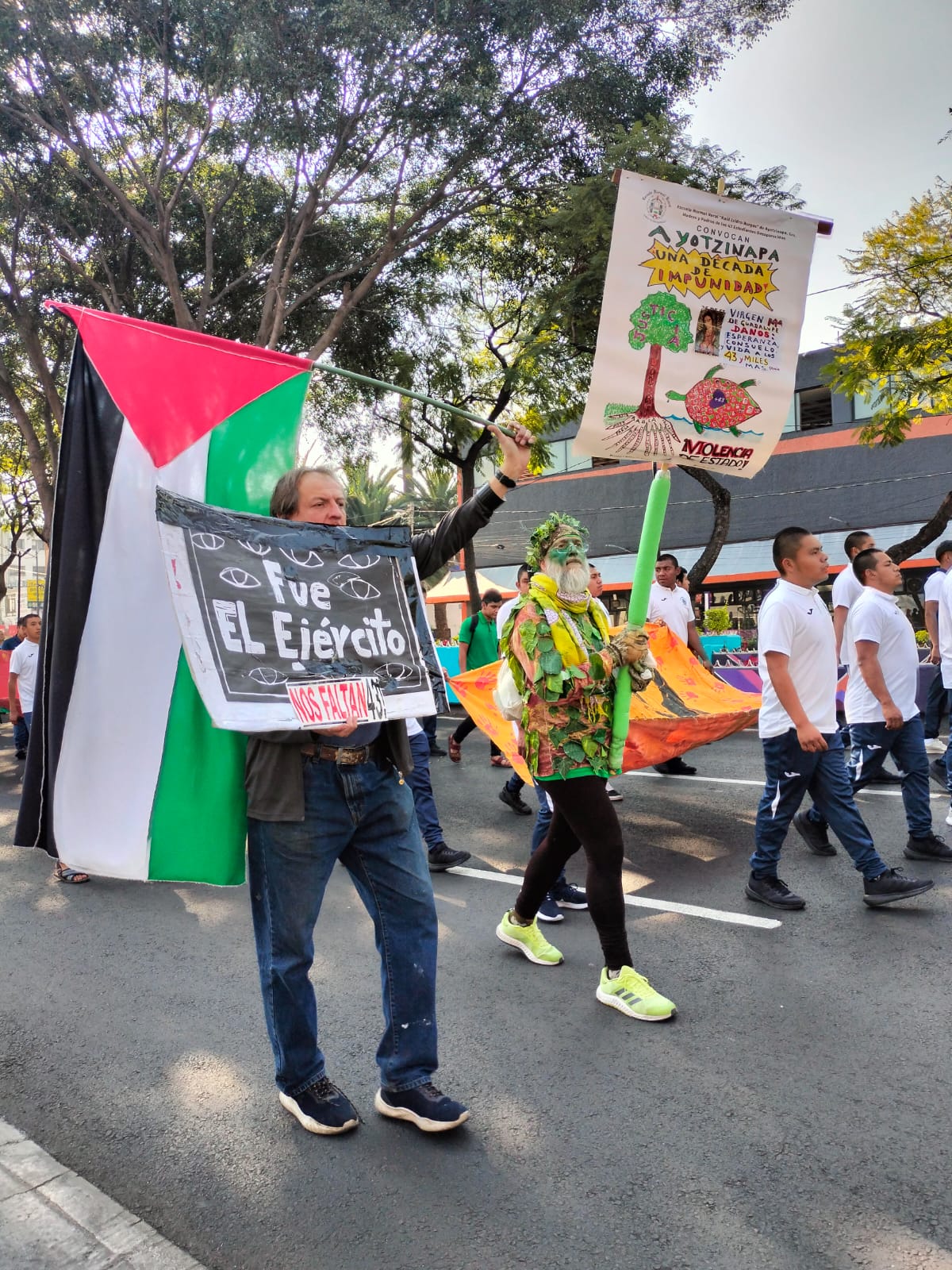 Desde la glorieta de Peralvillo hasta la Basílica de Guadalupe en la alcaldía Gustavo A. Madero de la CDMX, se llevó a cabo una marcha y misa conmemorativa por la Acción Global 123 por los 43 estudiantes desaparecidos de Ayotzinapa