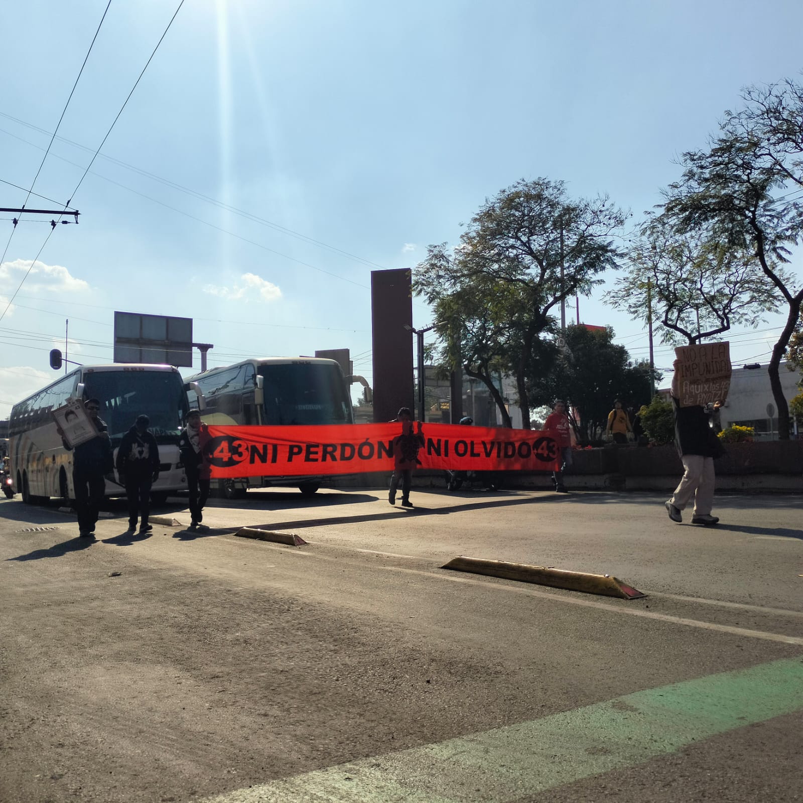 Desde la glorieta de Peralvillo hasta la Basílica de Guadalupe en la alcaldía Gustavo A. Madero de la CDMX, se llevó a cabo una marcha y misa conmemorativa por la Acción Global 123 por los 43 estudiantes desaparecidos de Ayotzinapa