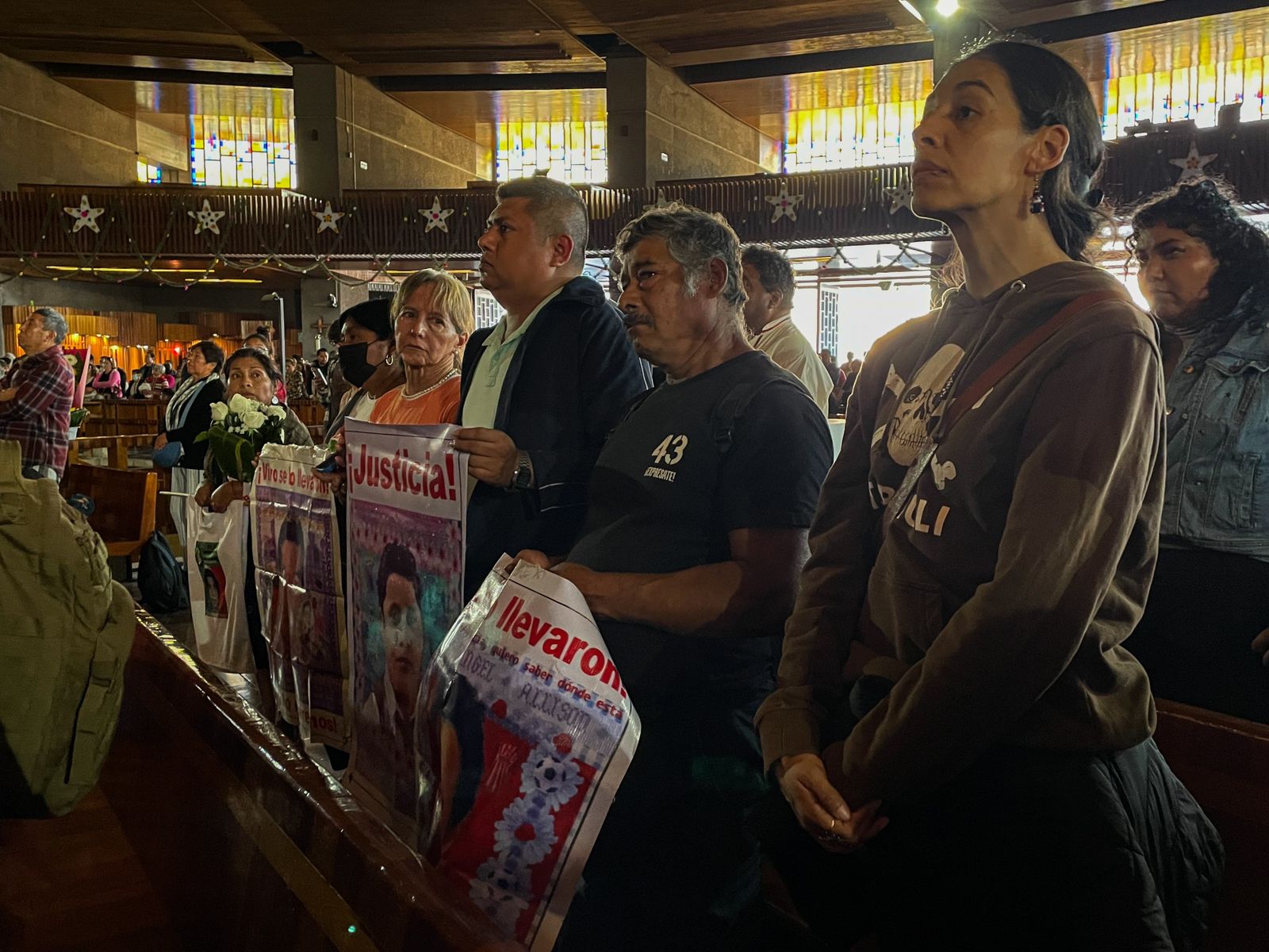 Desde la glorieta de Peralvillo hasta la Basílica de Guadalupe en la alcaldía Gustavo A. Madero de la CDMX, se llevó a cabo una marcha y misa conmemorativa por la Acción Global 123 por los 43 estudiantes desaparecidos de Ayotzinapa