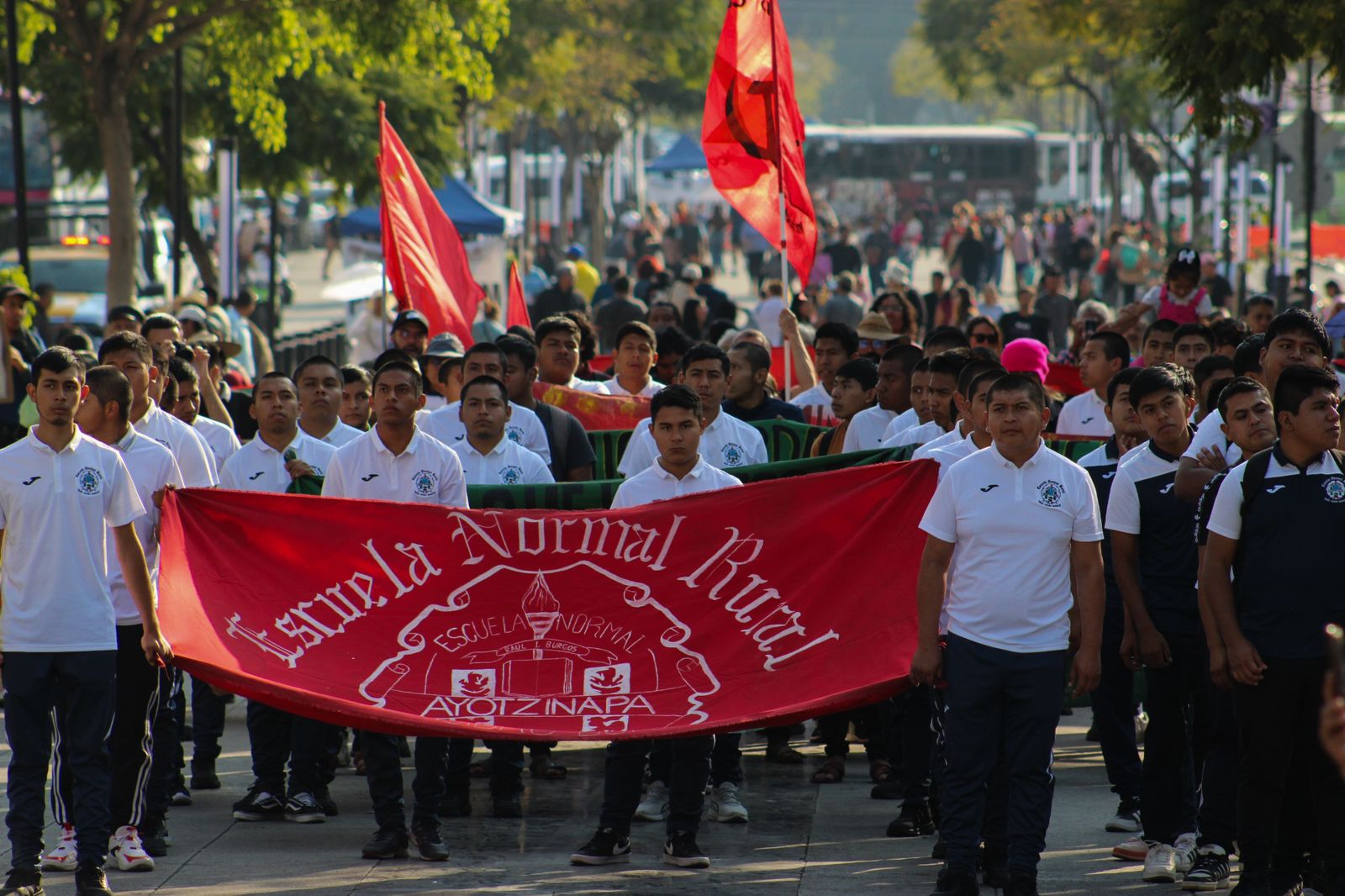 Desde la glorieta de Peralvillo hasta la Basílica de Guadalupe en la alcaldía Gustavo A. Madero de la CDMX, se llevó a cabo una marcha y misa conmemorativa por la Acción Global 123 por los 43 estudiantes desaparecidos de Ayotzinapa