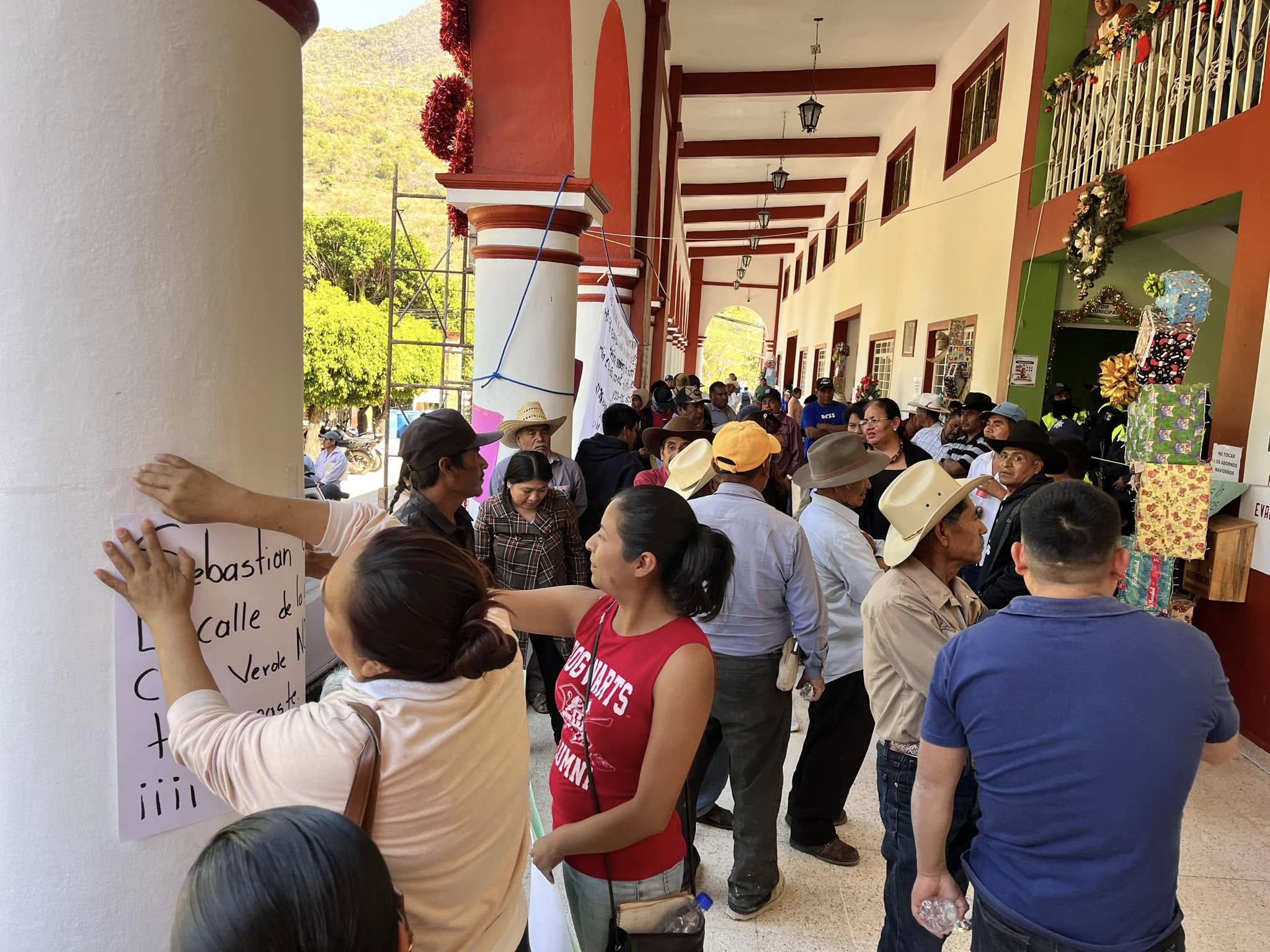 Ciudadanos de Alcozauca, Guerrero, toman el Ayuntamiento para exigir conclusión de obras inconclusas