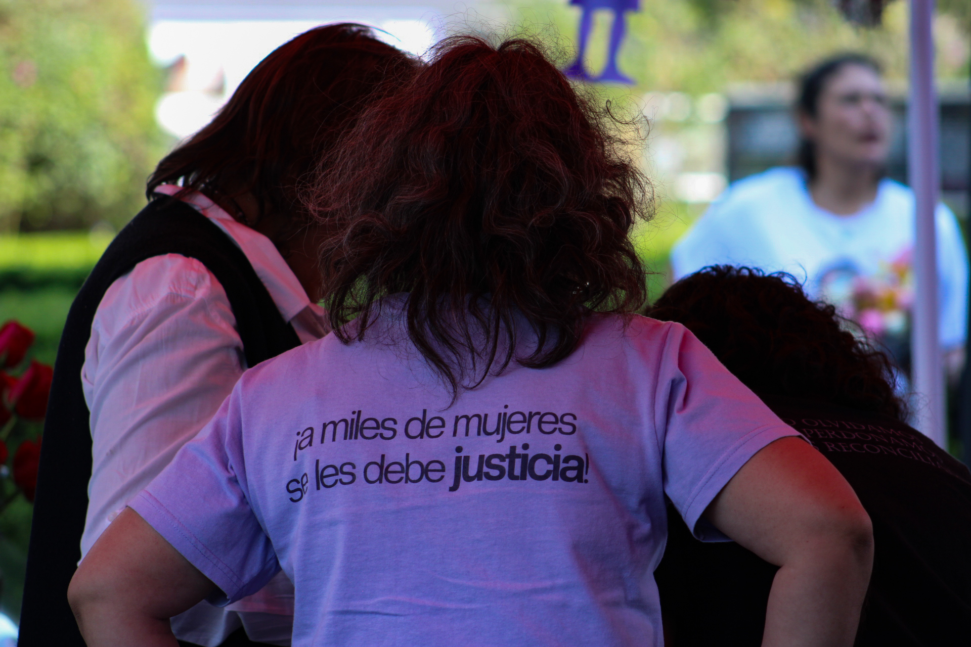 Familiares, colectivos de madres buscadoras, artistas y personas simpatizantes se reunieron en la Glorieta de las Mujeres que Luchan en la CDMX para rendirle un homenaje en el recinto a Jael Monserrat Uribe Palmeros. Víctima de feminicidio cuyos restos fueron encontrados por su familia en noviembre del 2024, después de 4 años de búsqueda.