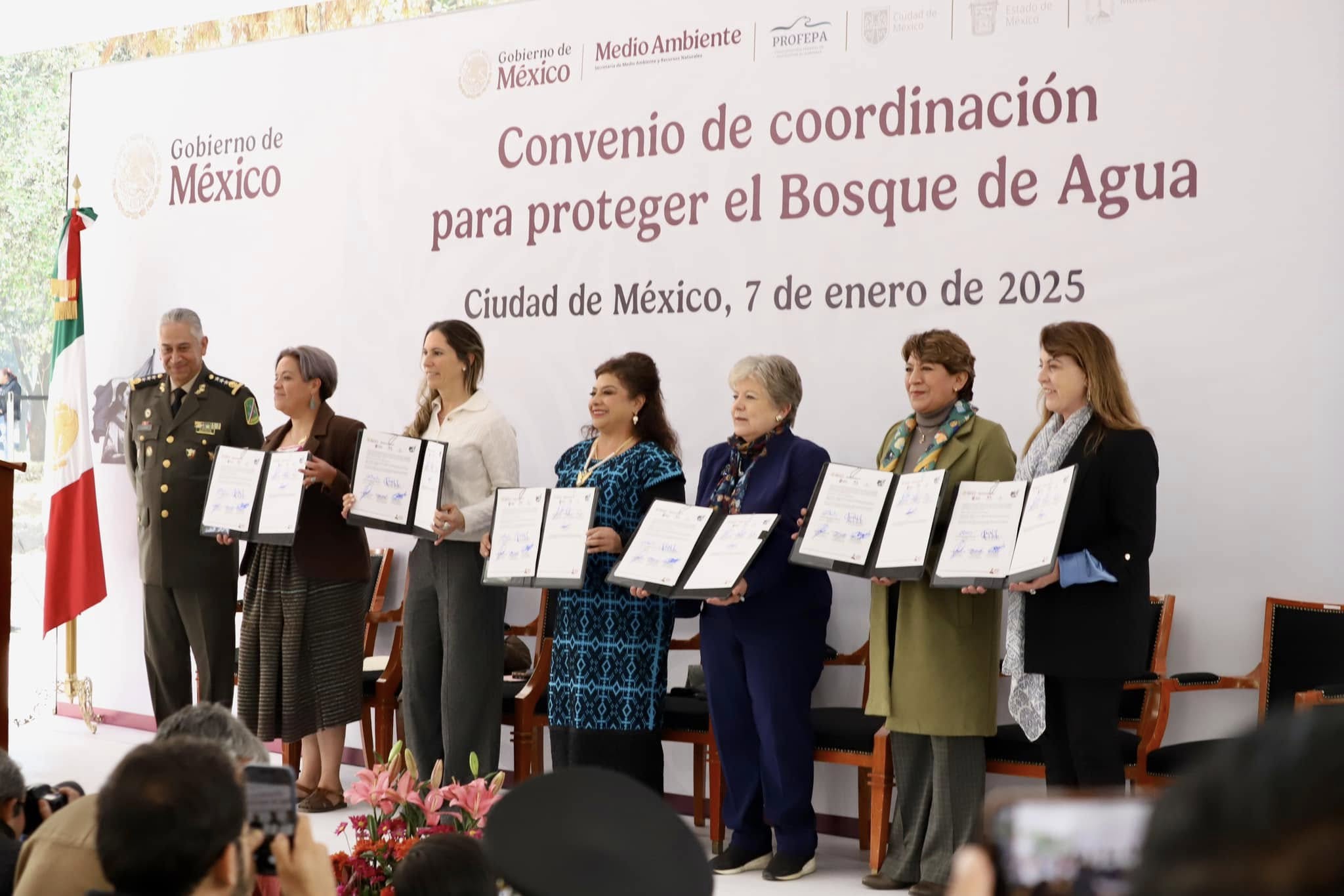 Clara Brugada Jefa de Gobierno de la CDMX junto con la gobernadora del EDOMEX  Delfina Gómez Álvarez y la gobernadora de Morelos Margarita González Saravia, firmaron el Convenio de Coordinación para Proteger el Bosque de Agua. Una iniciativa para evitar la tala ilegal, cuidar el bosque y defender los recursos naturales, siendo fuentes de oxígeno y agua para la Capital.