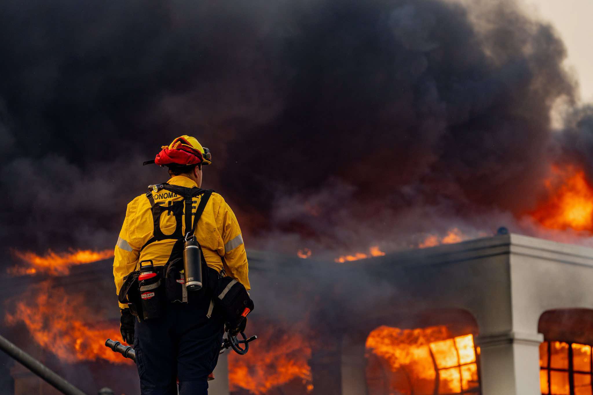 Los incendios presentados desde el 7 de enero en Los Ángeles, California han dejado al menos 10 muertos, más de 10 mil estructuras devastadas y toques de queda por robos.