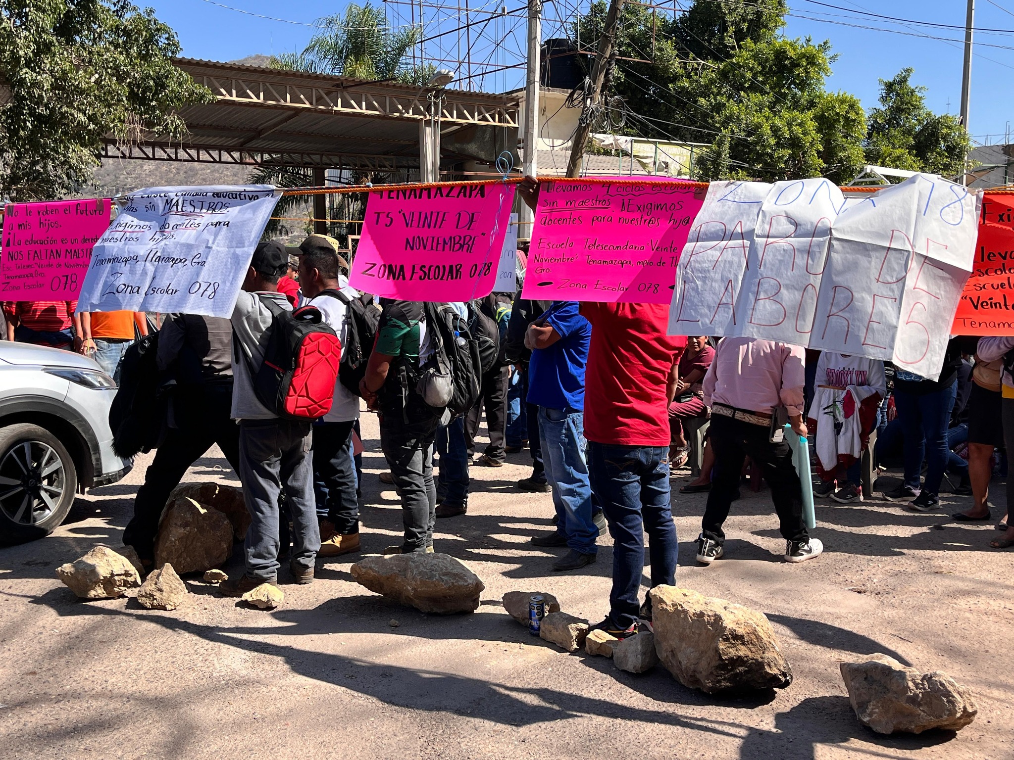 Familias indígenas bloquean accesos de Tlapa para exigir maestros de telesecundaria