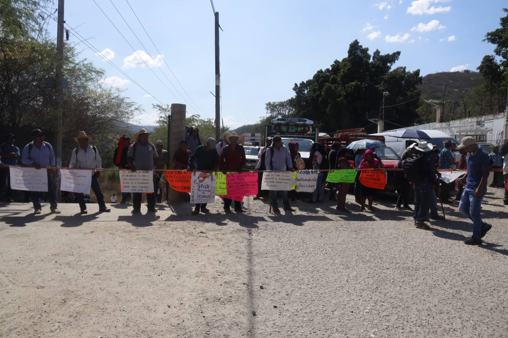 Familias indígenas bloquean accesos de Tlapa para exigir maestros de telesecundaria