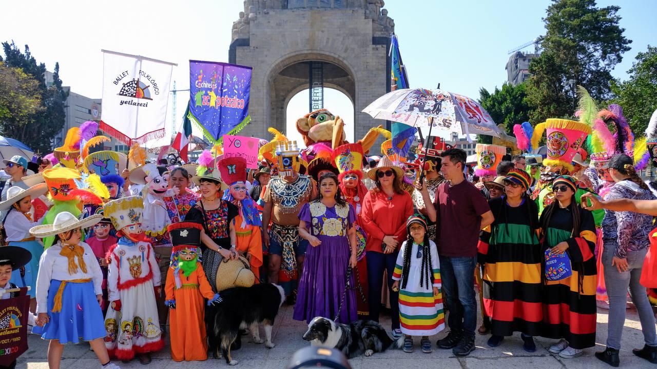 Más de 4,500 personas participaron en el "Carnaval de Carnavales" lleno de música, baile y color en su recorrido por las calles de la capital.