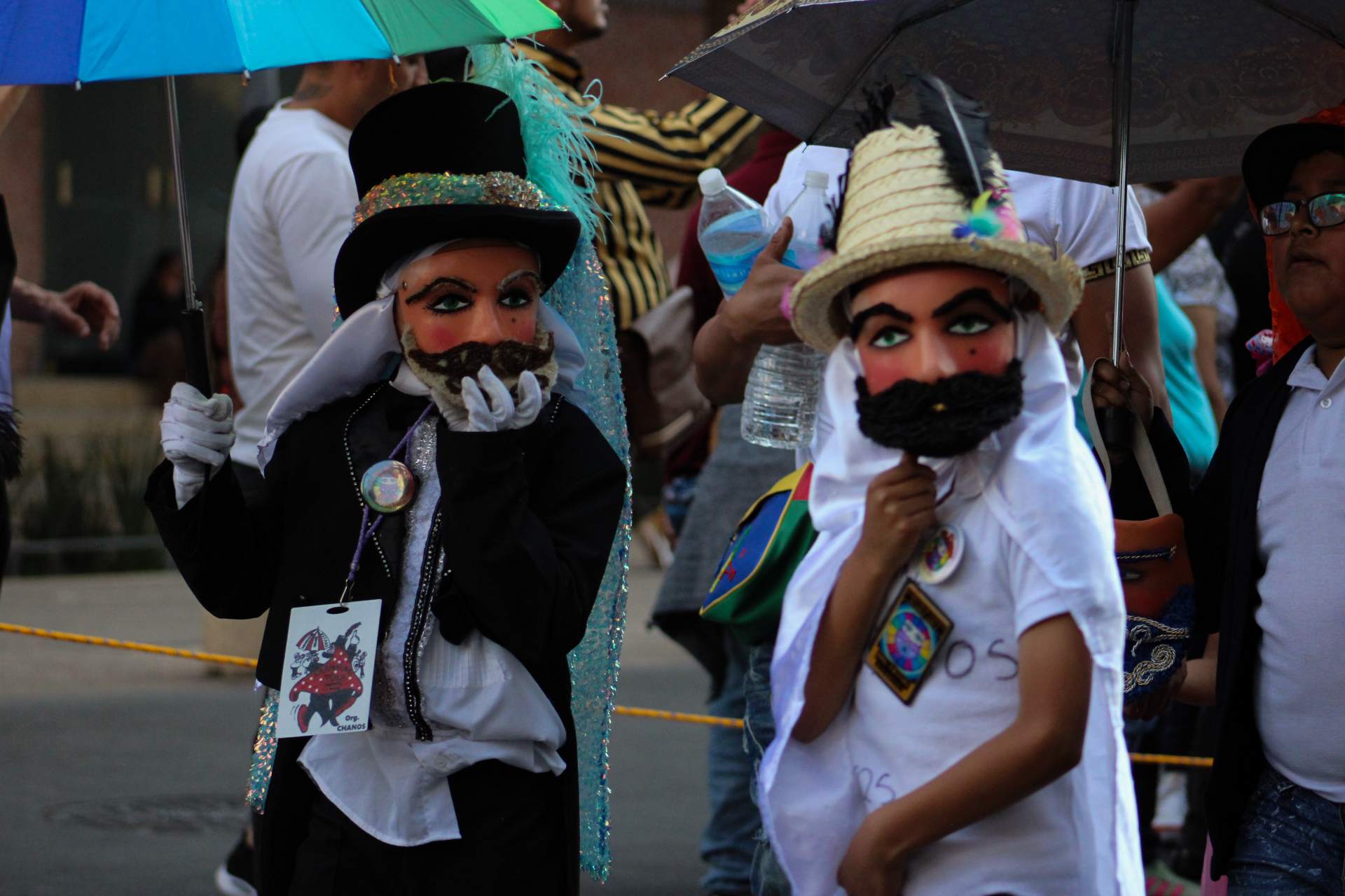 Más de 4,500 personas participaron en el "Carnaval de Carnavales" lleno de música, baile y color en su recorrido por las calles de la capital.