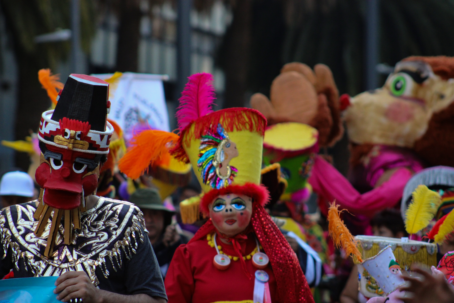 Más de 4,500 personas participaron en el "Carnaval de Carnavales" lleno de música, baile y color en su recorrido por las calles de la capital.