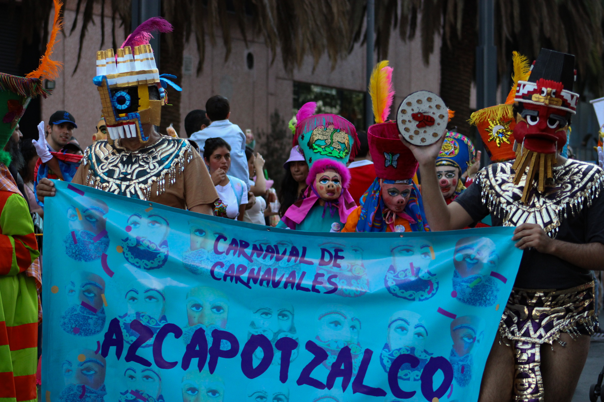 Más de 4,500 personas participaron en el "Carnaval de Carnavales" lleno de música, baile y color en su recorrido por las calles de la capital.