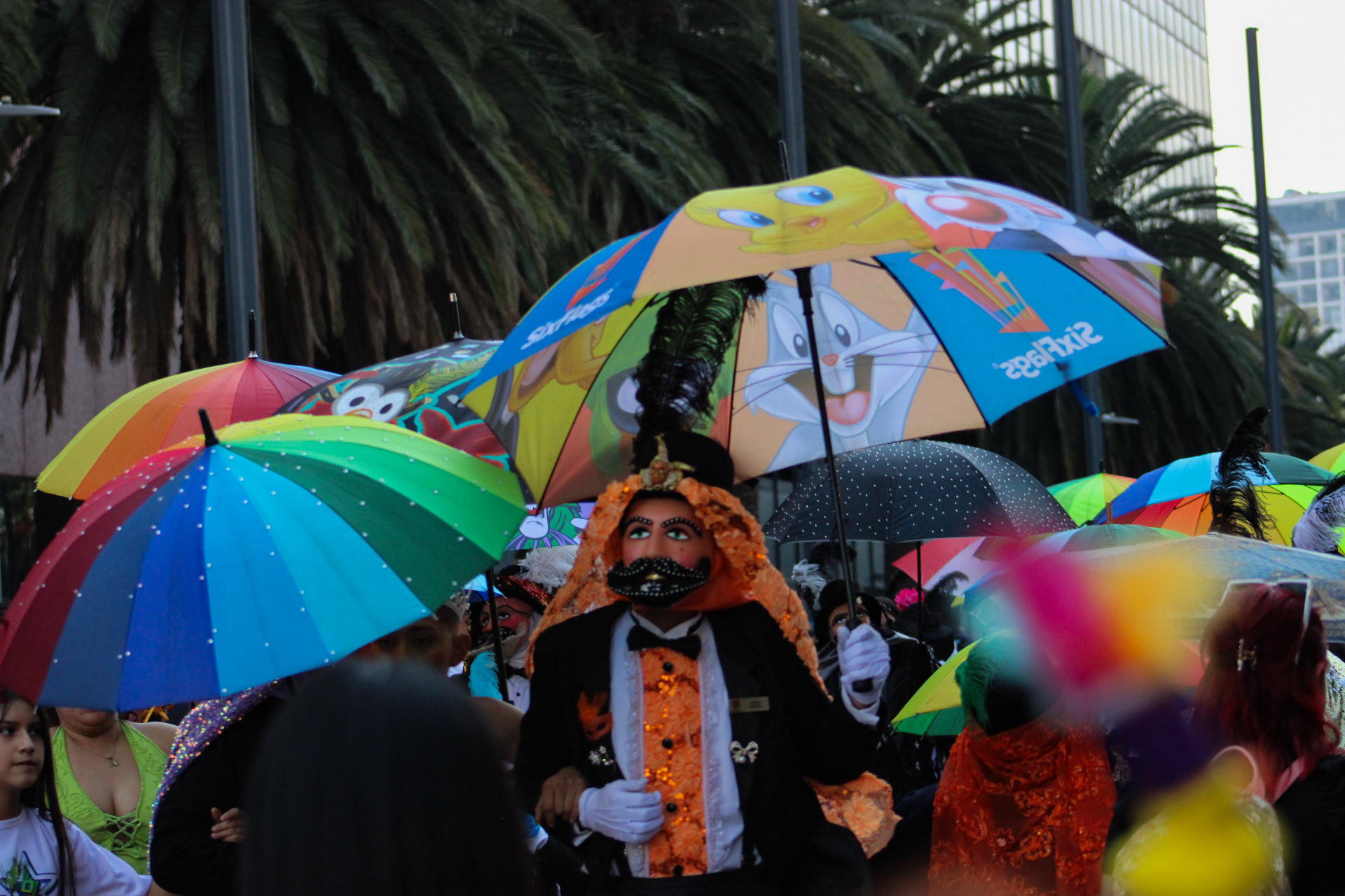 Más de 4,500 personas participaron en el "Carnaval de Carnavales" lleno de música, baile y color en su recorrido por las calles de la capital.