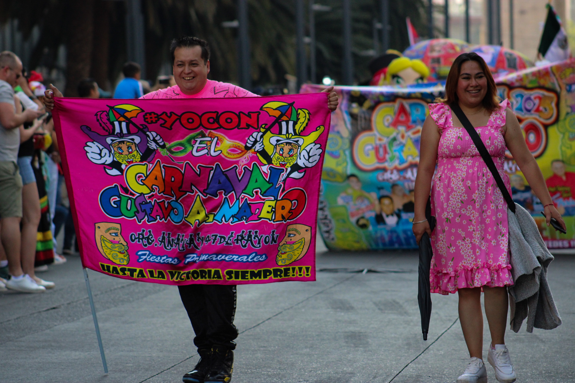 Más de 4,500 personas participaron en el "Carnaval de Carnavales" lleno de música, baile y color en su recorrido por las calles de la capital.