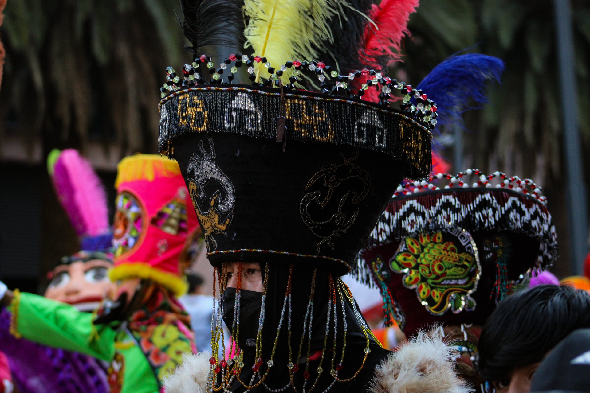 Más de 4,500 personas participaron en el "Carnaval de Carnavales" lleno de música, baile y color en su recorrido por las calles de la capital.