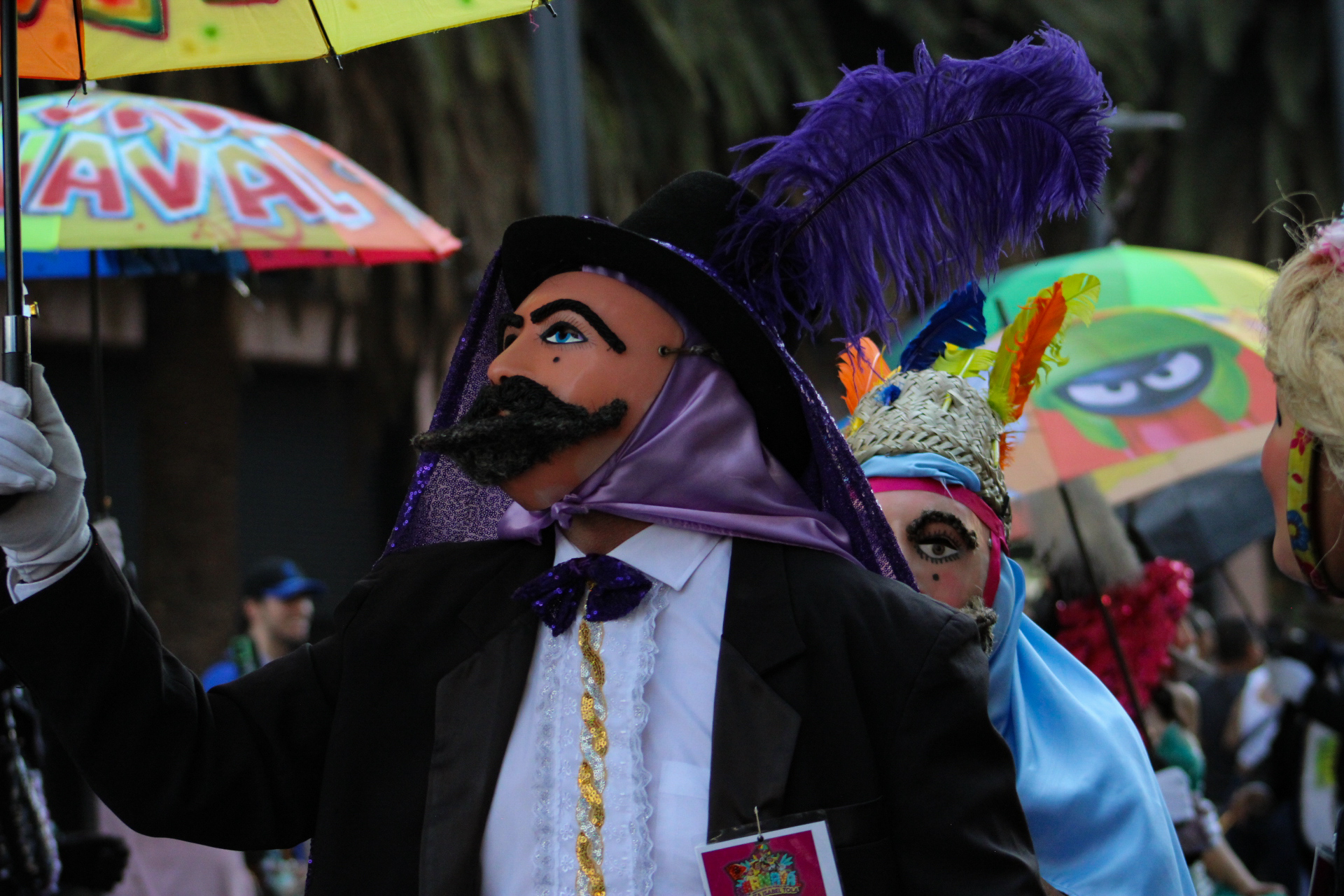 Más de 4,500 personas participaron en el "Carnaval de Carnavales" lleno de música, baile y color en su recorrido por las calles de la capital.