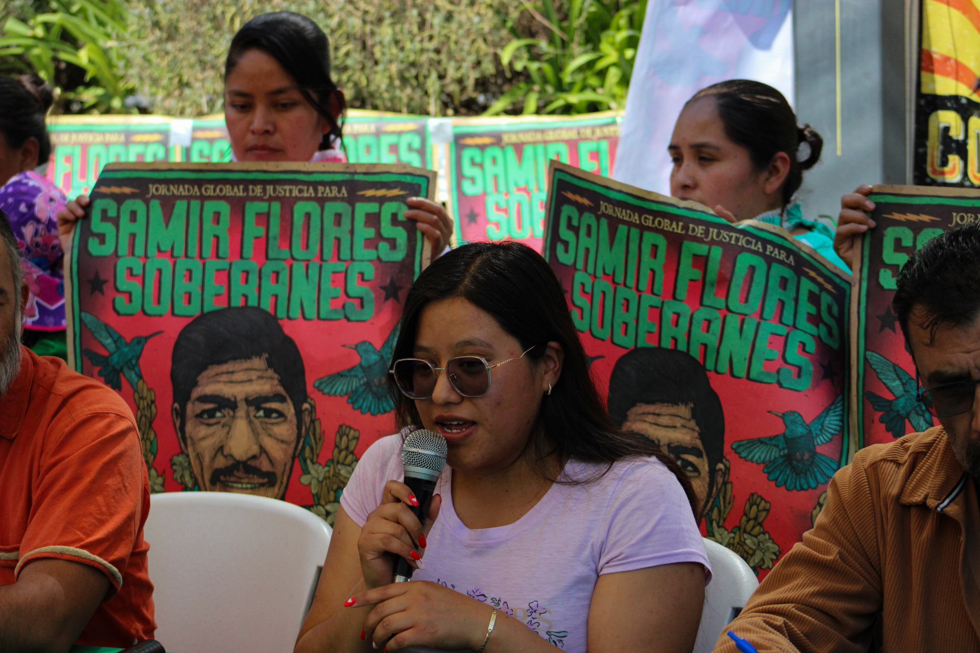 En el marco de los 6 años de impunidad sobre el asesinato del defensor de derechos de los pueblos originarios Samir Flores Soberanes, distintos colectivos como el CNI y el Frente de los Pueblos en Defensa de la Tierra y el Agua Morelos, presentaron frente a la FGR una teoría sobre el caso de Samir, vinculándolo con el narcogobierno.