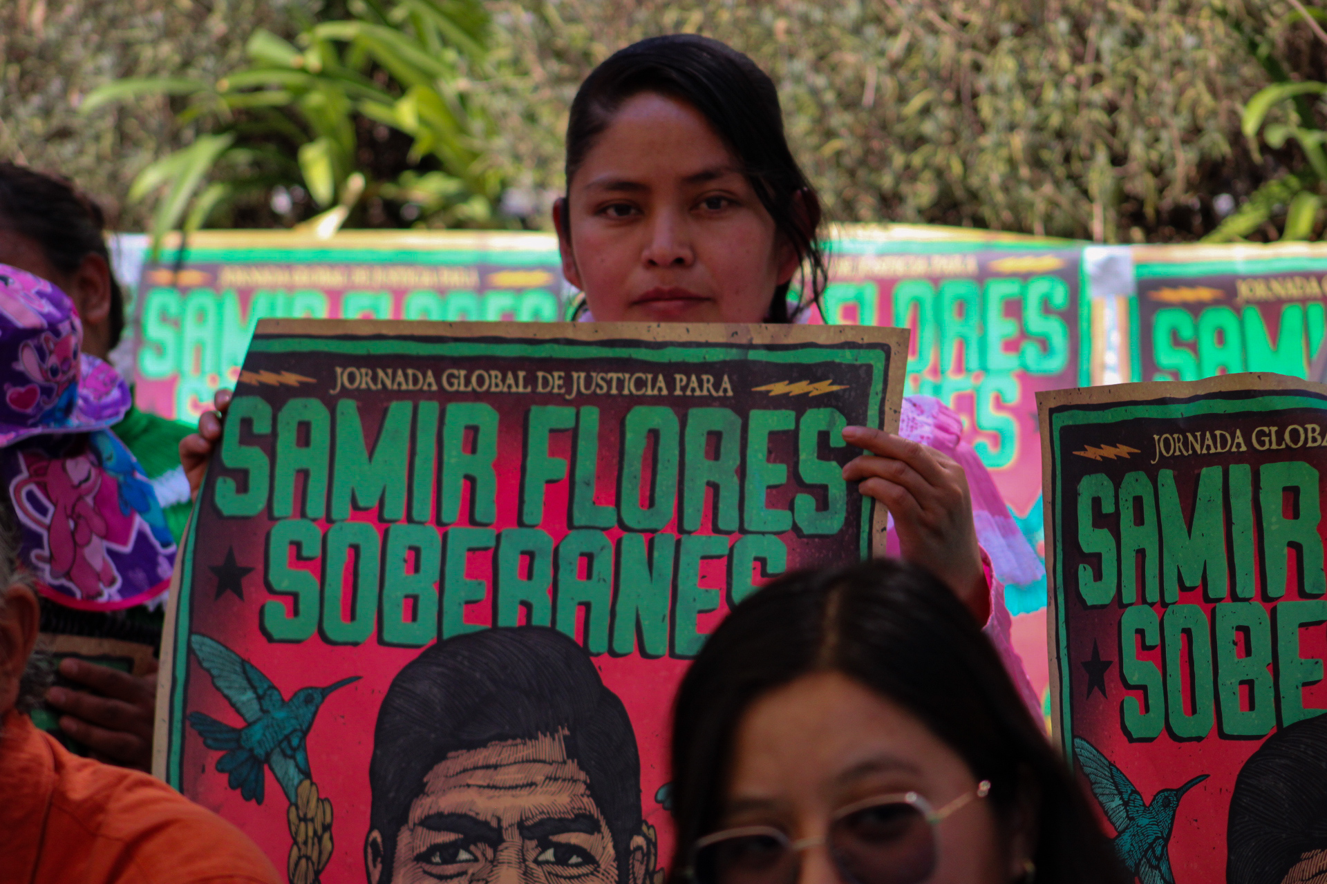 En el marco de los 6 años de impunidad sobre el asesinato del defensor de derechos de los pueblos originarios Samir Flores Soberanes, distintos colectivos como el CNI y el Frente de los Pueblos en Defensa de la Tierra y el Agua Morelos, presentaron frente a la FGR una teoría sobre el caso de Samir, vinculándolo con el narcogobierno.