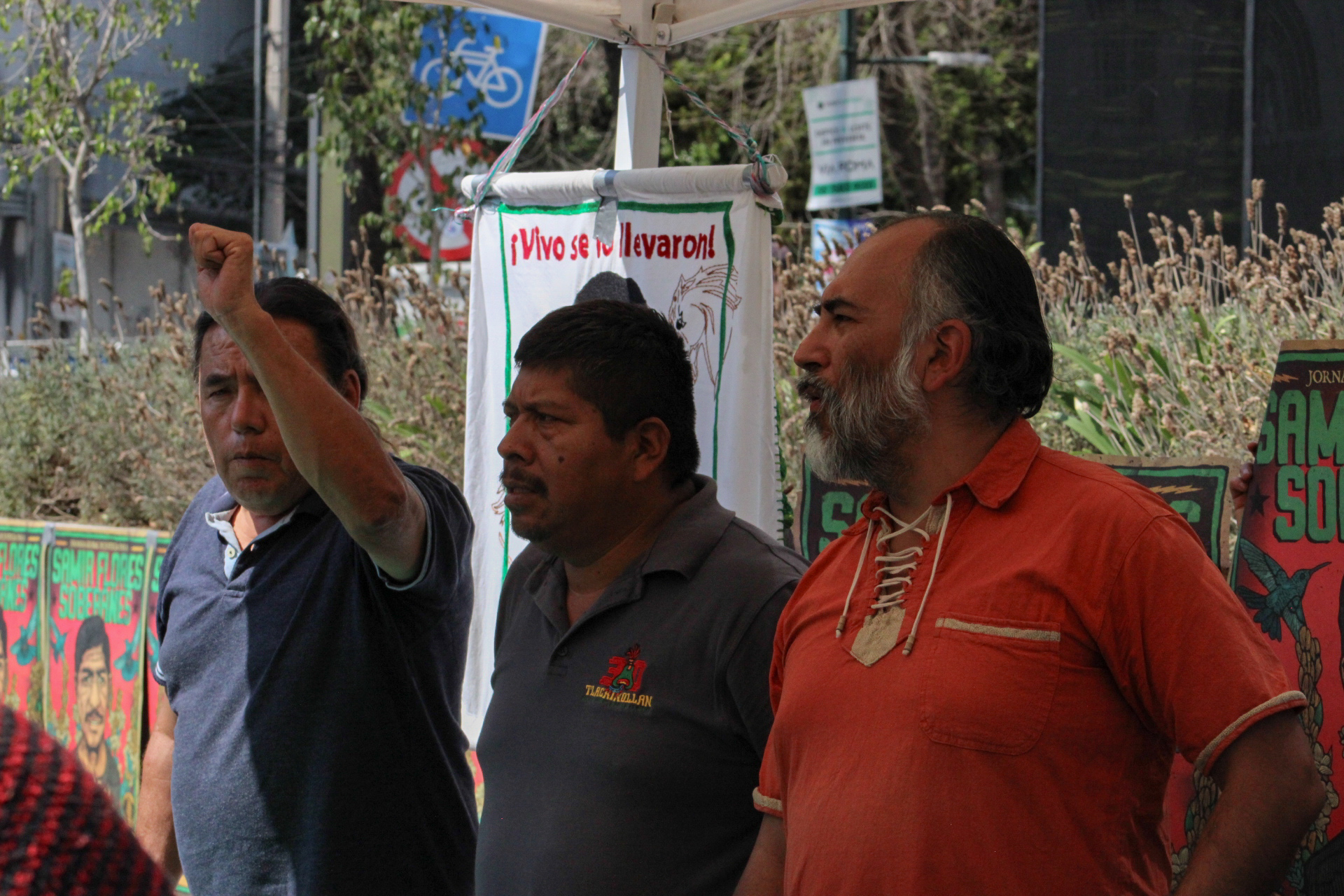 En el marco de los 6 años de impunidad sobre el asesinato del defensor de derechos de los pueblos originarios Samir Flores Soberanes, distintos colectivos como el CNI y el Frente de los Pueblos en Defensa de la Tierra y el Agua Morelos, presentaron frente a la FGR una teoría sobre el caso de Samir, vinculándolo con el narcogobierno.