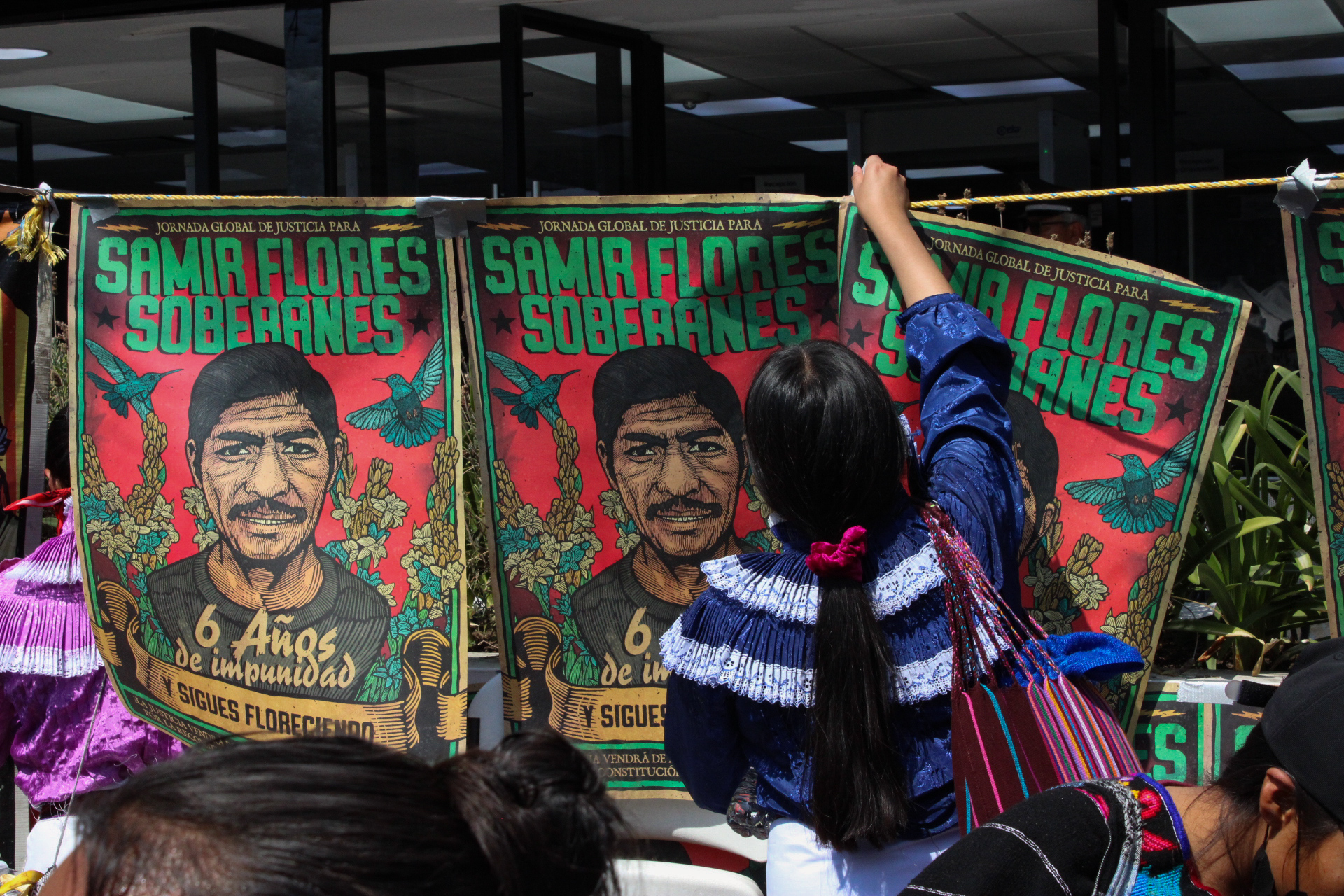 En el marco de los 6 años de impunidad sobre el asesinato del defensor de derechos de los pueblos originarios Samir Flores Soberanes, distintos colectivos como el CNI y el Frente de los Pueblos en Defensa de la Tierra y el Agua Morelos, presentaron frente a la FGR una teoría sobre el caso de Samir, vinculándolo con el narcogobierno.