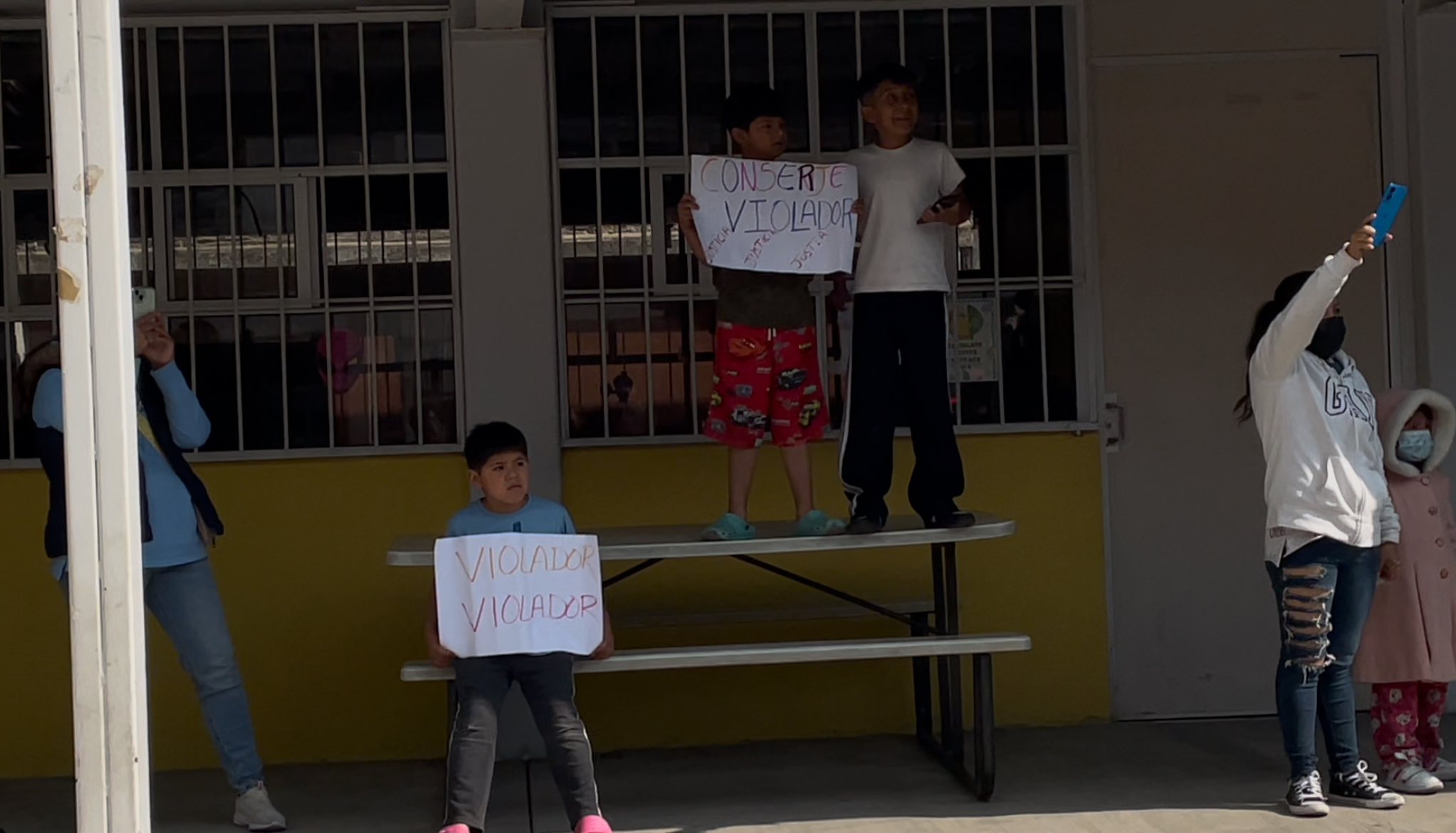 Después de 2 años de injusticia e impunidad, gracias a la lucha de las familias, detuvieron al conserje de la escuela primaria "Tezozómoc" ubicada en la colonia Vasco de Quiroga en la G.A.M, quien abusó sexualmente de 5 estudiantes con ayuda de la directora y una maestra. La directora fue llevada a la Fiscalía junto con la madre de uno de los estudiantes y el conserje fue llevado a la G.AM. 4.