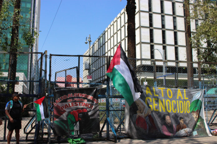 En pro de la libertad del pueblo Palestino, un contingente se dio cita a las afueras de la embajada de Estados Unidos en la Ciudad de México para alzar la voz y expresar su total descontento contra Israel.