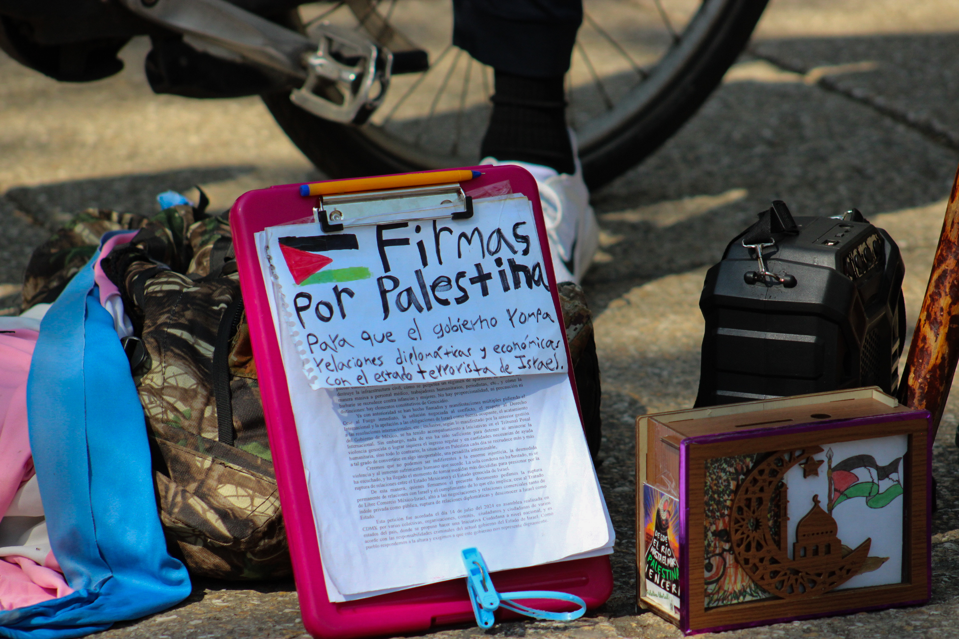 En pro de la libertad del pueblo Palestino, un contingente se dio cita a las afueras de la embajada de Estados Unidos en la Ciudad de México para alzar la voz y expresar su total descontento contra Israel.