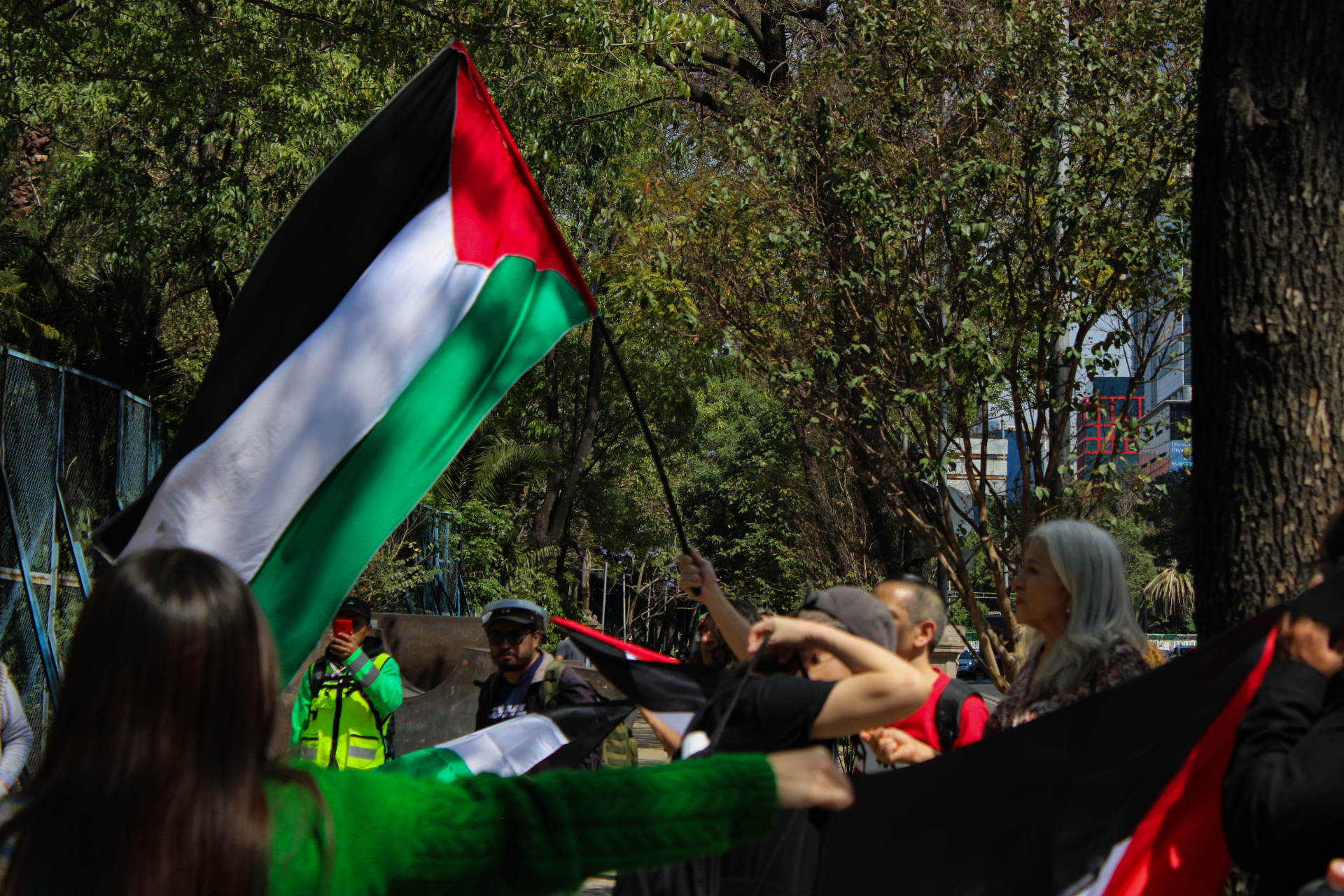 En pro de la libertad del pueblo Palestino, un contingente se dio cita a las afueras de la embajada de Estados Unidos en la Ciudad de México para alzar la voz y expresar su total descontento contra Israel.