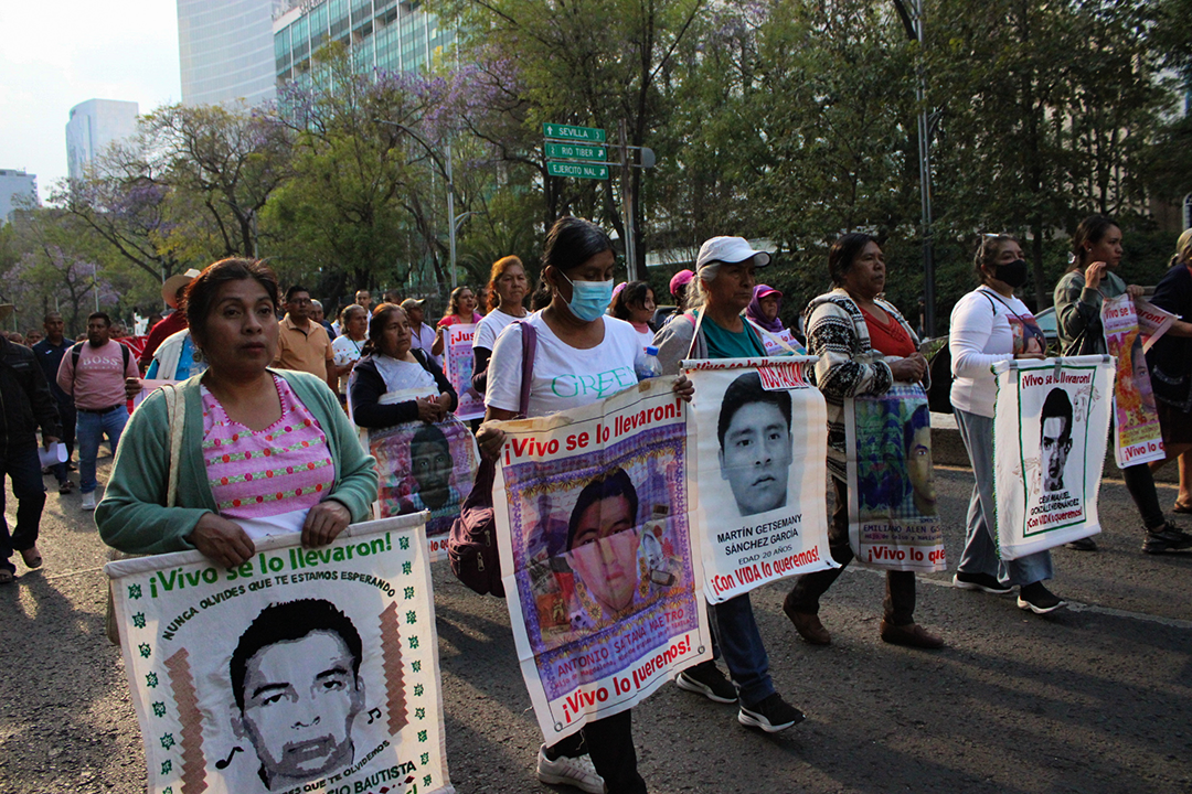 Madres y padres de los 43 normalistas de Ayotzinapa, marcharon del Ángel de la Independencia hacia el Hemiciclo a Juárez en la CDMX como Acción Global 125, para seguir exigiendo justicia por los estudiantes desaparecidos. Además el próximo viernes 28 de febrero, familiares de los 43 tendrán una segunda reunión con la presidenta Claudia Sheinbaum con la esperanza de tener un avance en la investigación del caso.