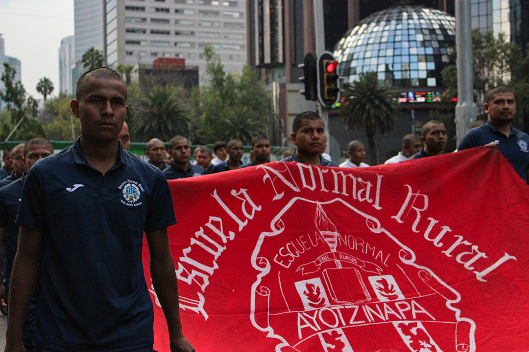 Madres y padres de los 43 normalistas de Ayotzinapa, marcharon del Ángel de la Independencia hacia el Hemiciclo a Juárez en la CDMX como Acción Global 125, para seguir exigiendo justicia por los estudiantes desaparecidos. Además el próximo viernes 28 de febrero, familiares de los 43 tendrán una segunda reunión con la presidenta Claudia Sheinbaum con la esperanza de tener un avance en la investigación del caso.