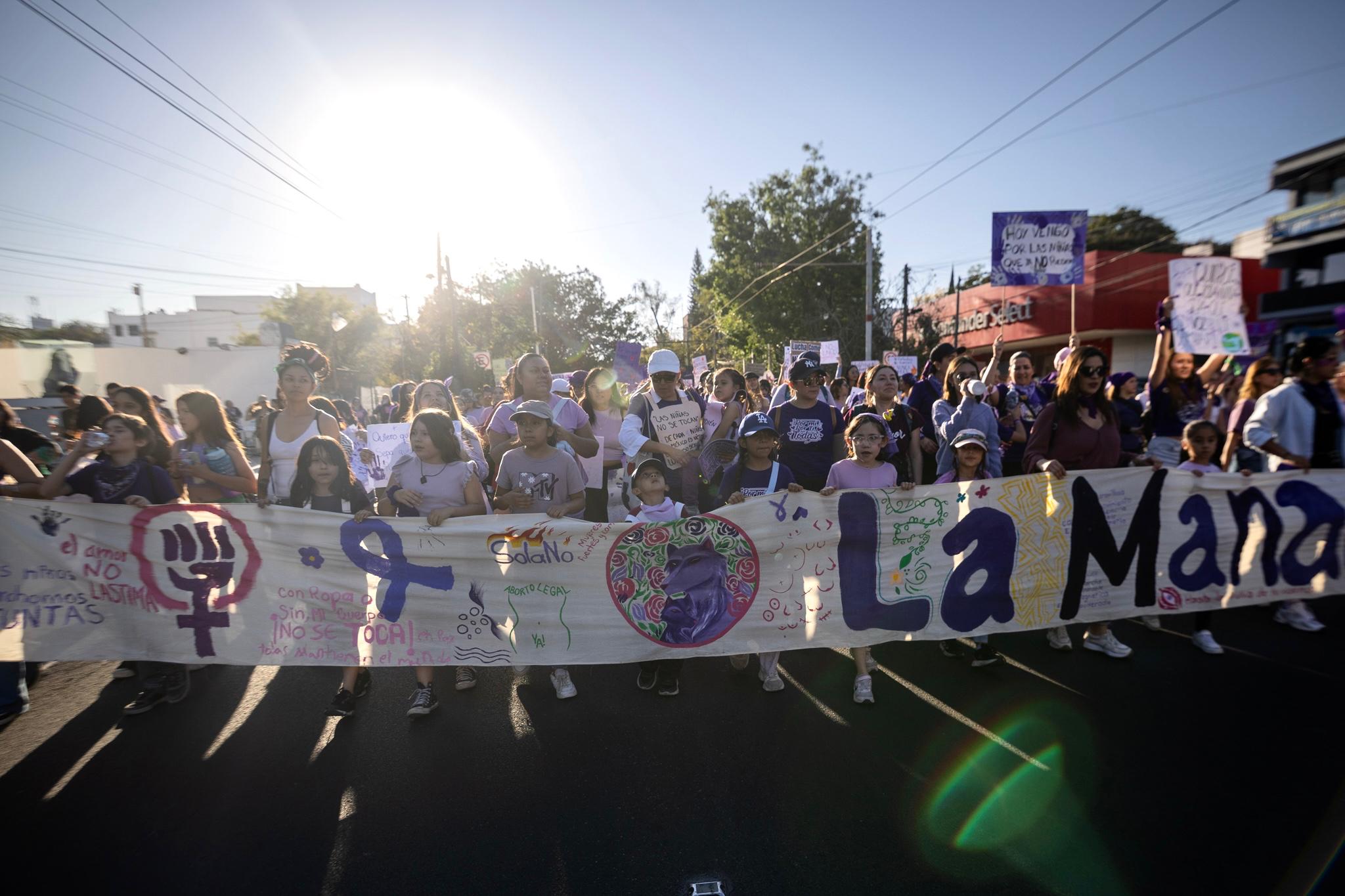 Miles de mujeres alzan la voz en Guadalajara en el 8M 2025