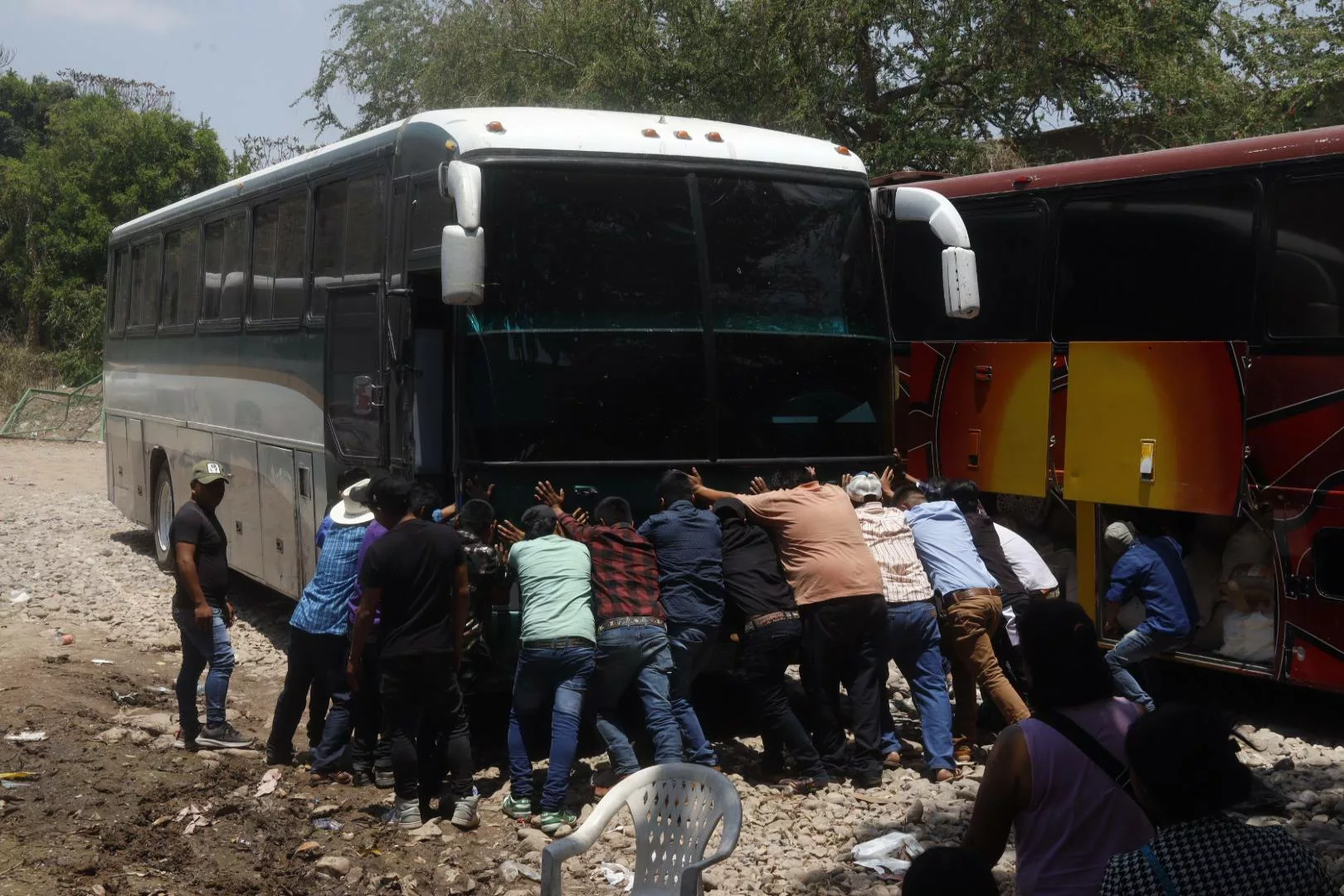 Niño asesinado en emboscada y 77 jornaleros parten en condiciones precarias desde la Montaña de Guerrero