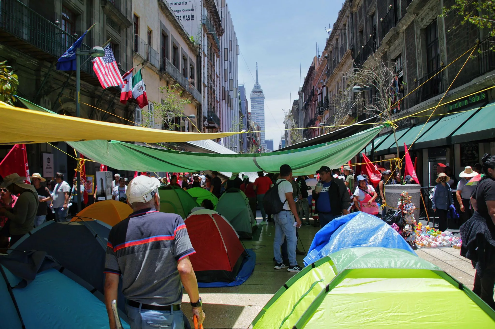 Maestros de la CNTE inician paro indefinido nacional este 15 de mayo en el Zócalo de la CDMX
