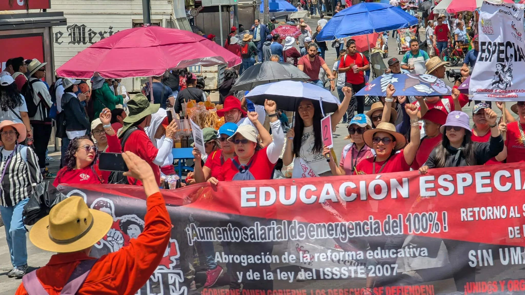 CNTE exige 100% de aumento, gobierno responde con 10% y diálogo sobre ISSSTE