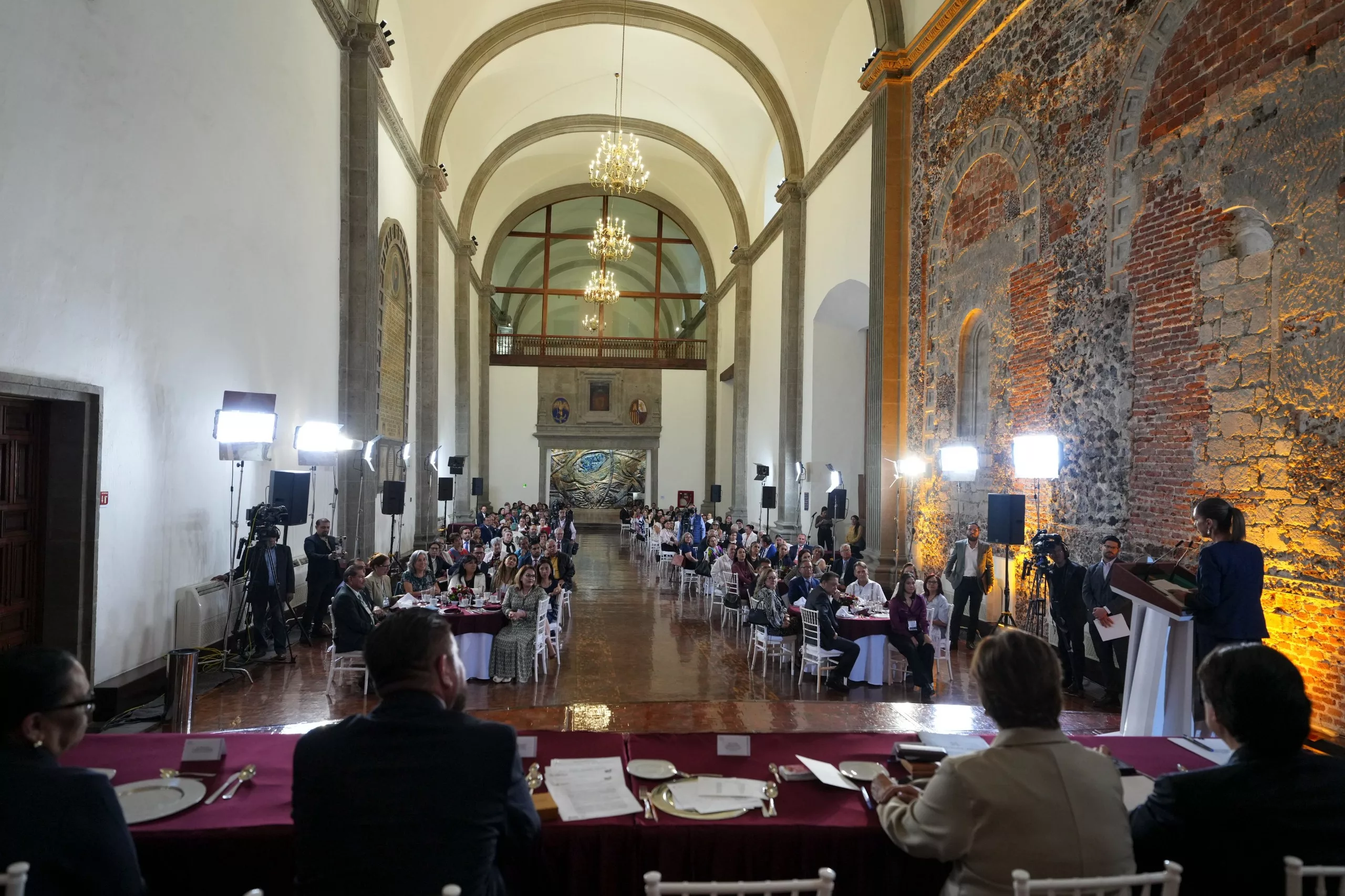 CNTE exige 100% de aumento, gobierno responde con 10% y diálogo sobre ISSSTE