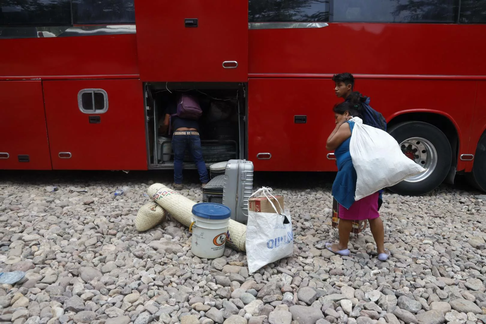 Más de 100 jornaleros indígenas, incluidos 30 niños, partieron de la Montaña de Guerrero hacia Zacatecas y Chihuahua para trabajar en condiciones precarias. Mujeres, hombres y menores enfrentan salarios bajos, viajes extenuantes y la separación de sus familias para sobrevivir.