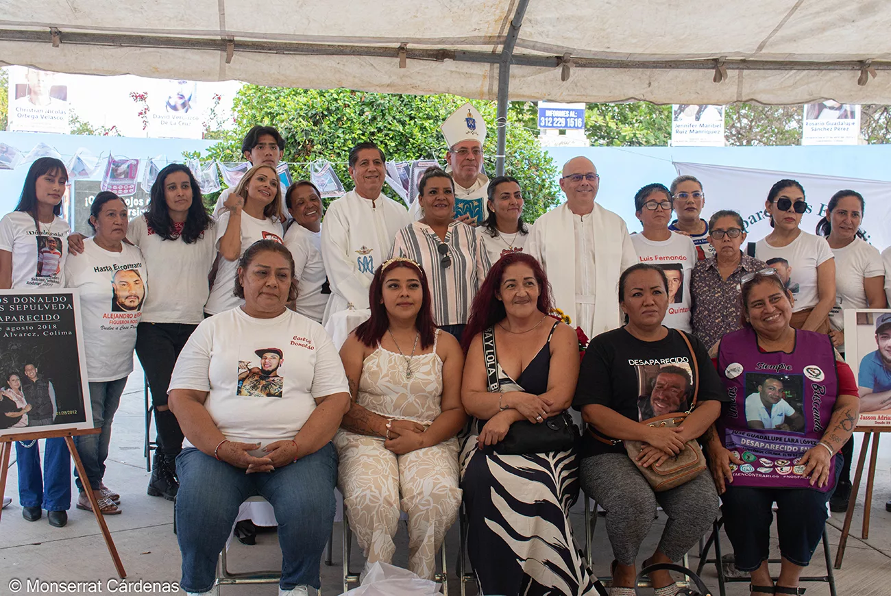 Madres buscadoras de Colima conmemoran el Día de las Madres con una misa en la Plaza de las y los Desaparecidos