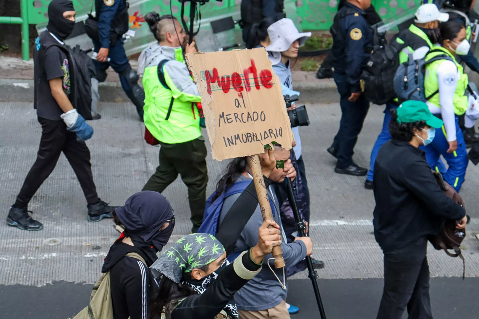 Segunda marcha contra la gentrificación en CDMX: vecinos exigen cancelar megaproyecto en Fuentes Brotantes 134